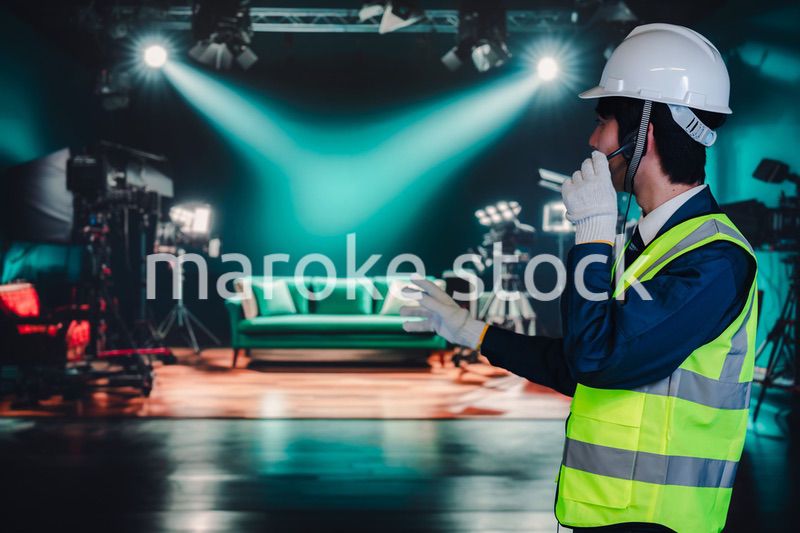 スタジオの大道具担当を務める若い男性