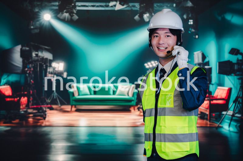 スタジオの大道具担当を務める若い男性