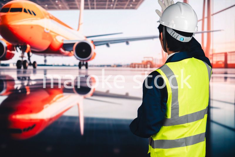 飛行機の格納庫で作業をする男性