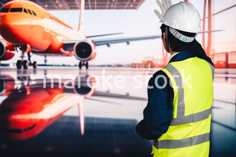 飛行機の格納庫で作業をする男性