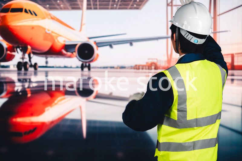 飛行機の格納庫で作業をする男性