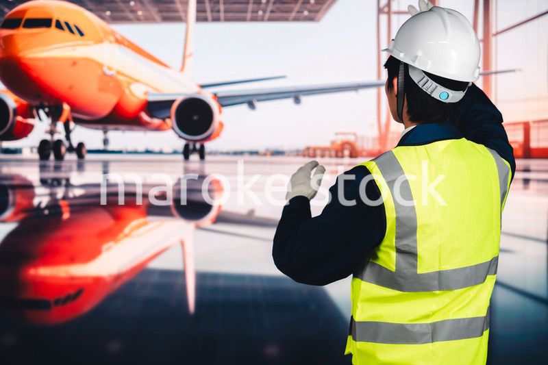 飛行機の格納庫で作業をする男性