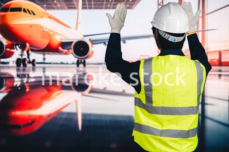 飛行機の格納庫で作業をする男性