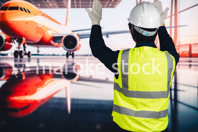 飛行機の格納庫で作業をする男性