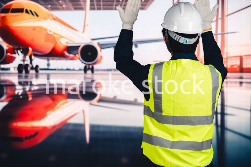 飛行機の格納庫で作業をする男性