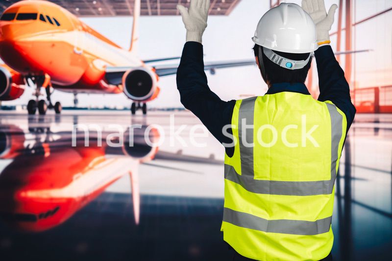 飛行機の格納庫で作業をする男性