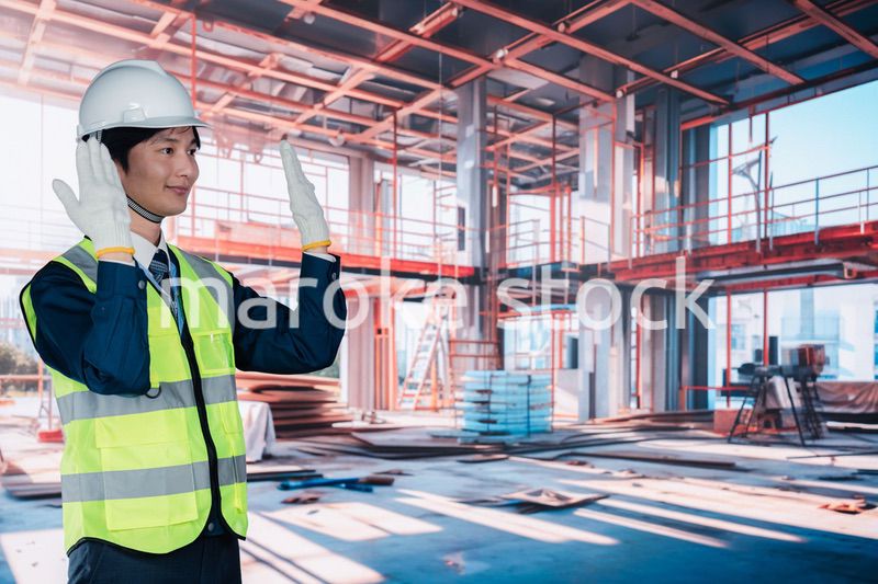 建築現場で働く若い男性