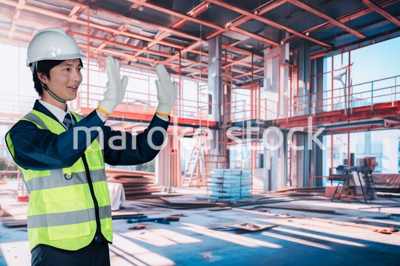 建築現場で働く若い男性