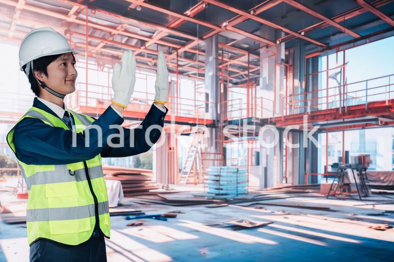 建築現場で働く若い男性