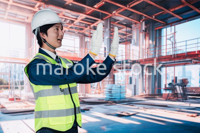 建築現場で働く若い男性