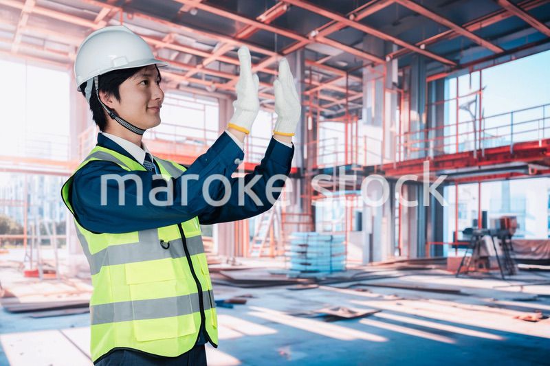 建築現場で働く若い男性