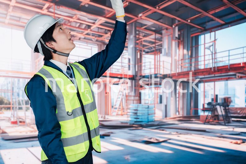 建築現場で働く若い男性