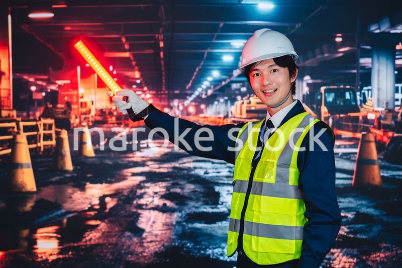 道路で案内をする警備員