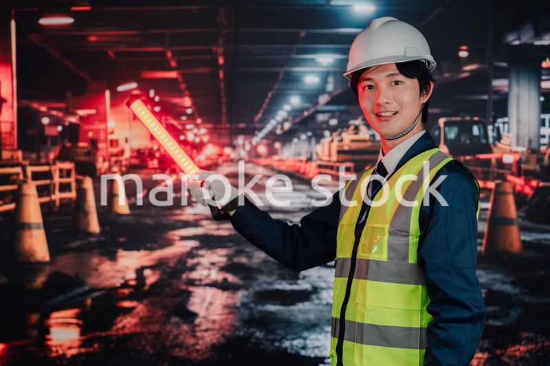 道路で交通整理をする警備員