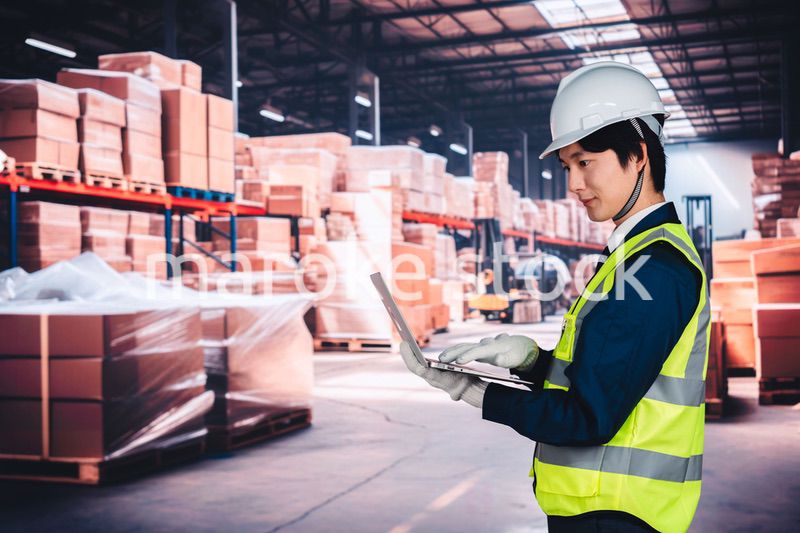 物流倉庫で在庫の管理をする男性作業員