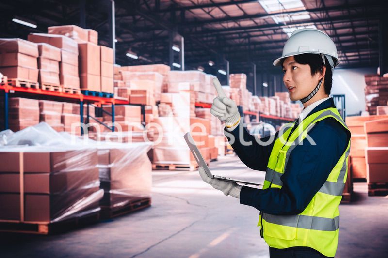 物流倉庫で在庫の管理をする男性作業員