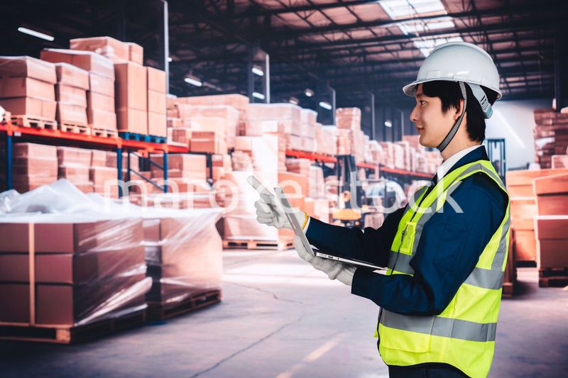 物流倉庫で在庫の管理をする男性作業員