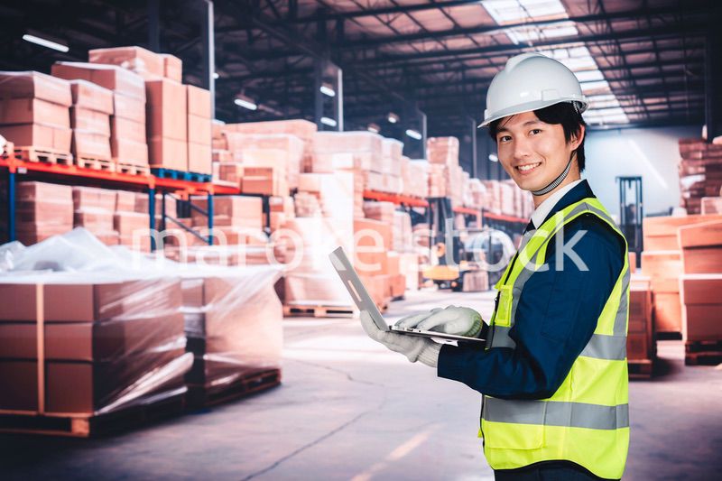 物流倉庫で在庫の管理をする男性作業員