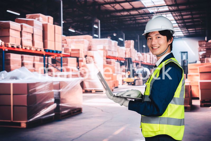 物流倉庫で在庫の管理をする男性作業員