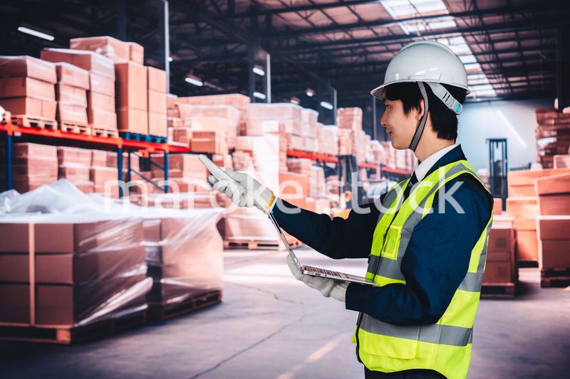 物流倉庫で在庫の管理をする男性作業員