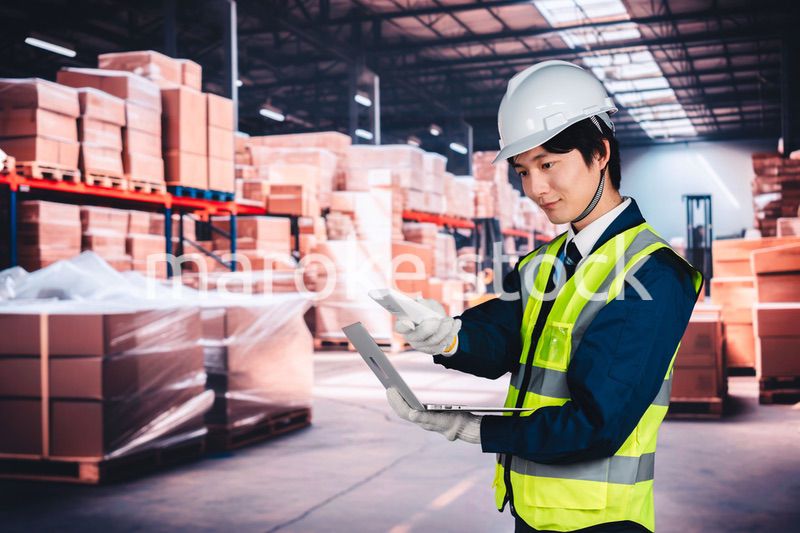 物流倉庫で在庫の管理をする男性作業員