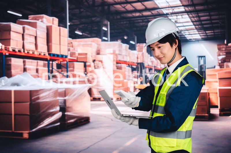 物流倉庫で在庫の管理をする男性作業員