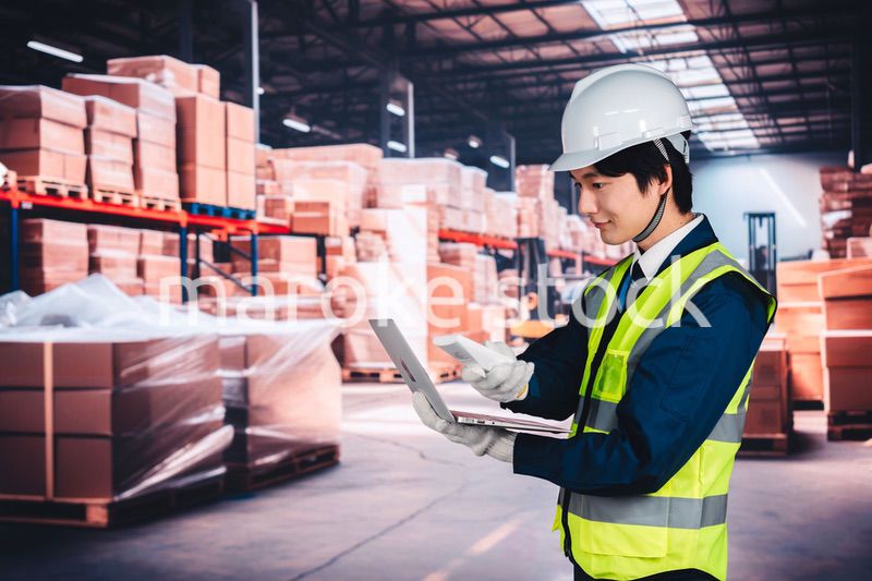 物流倉庫で在庫の管理をする男性作業員