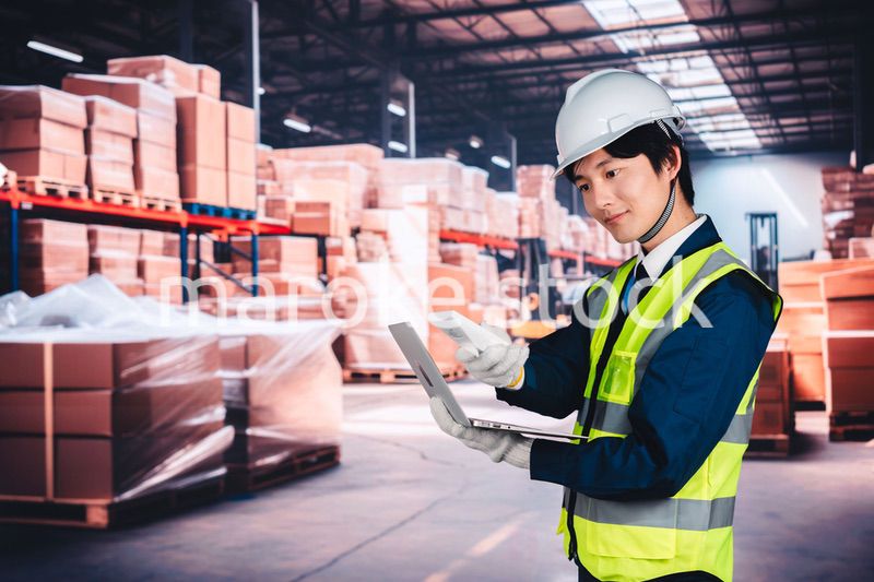物流倉庫で在庫の管理をする男性作業員