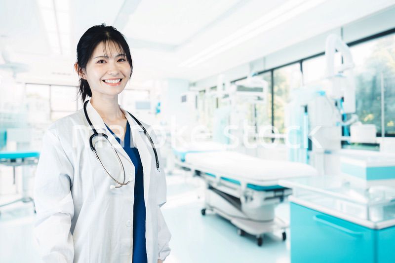 笑顔の女性ドクター