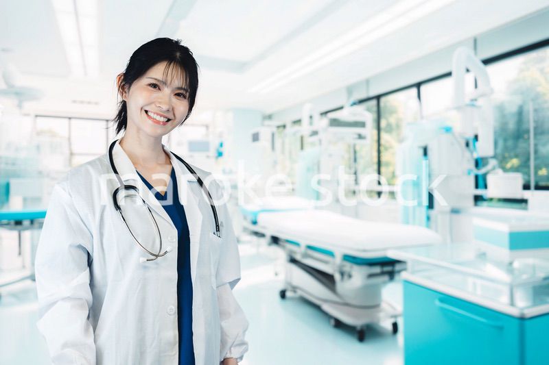 笑顔の女性ドクター
