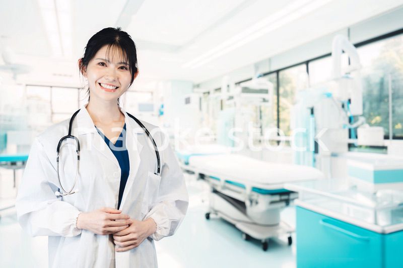 笑顔の女性ドクター