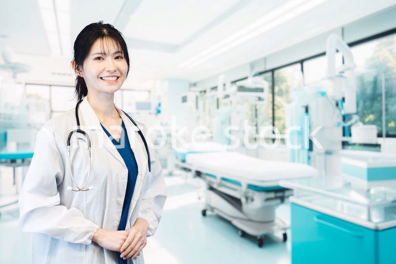 笑顔の女性ドクター