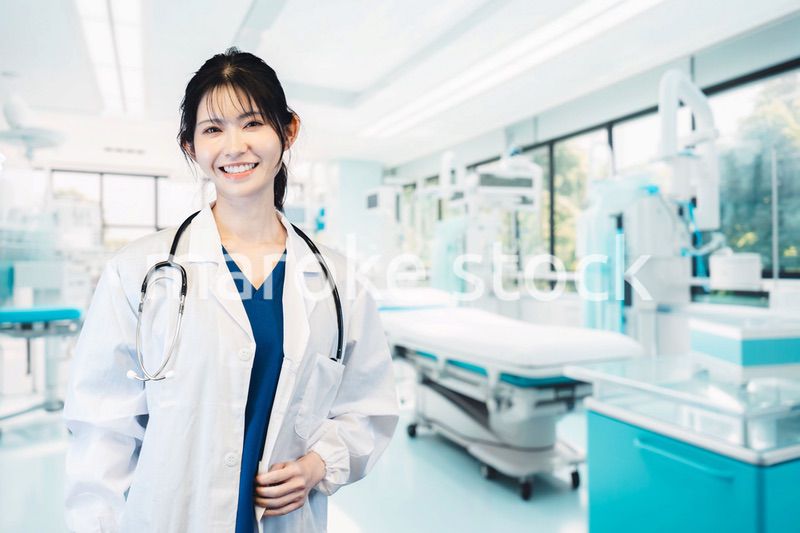 笑顔の女性ドクター