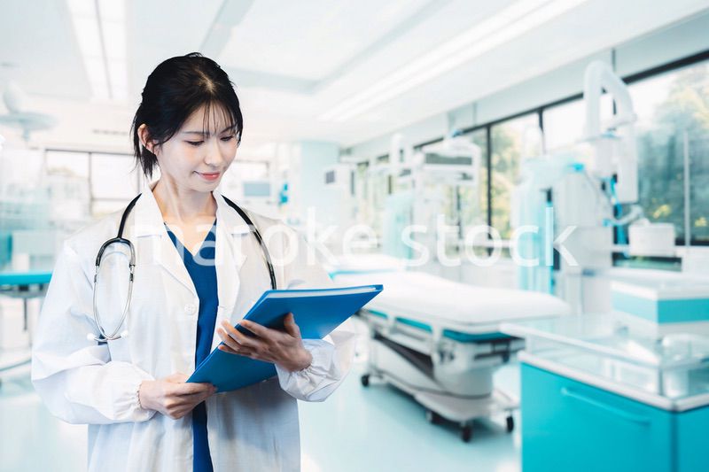 笑顔の女性ドクター