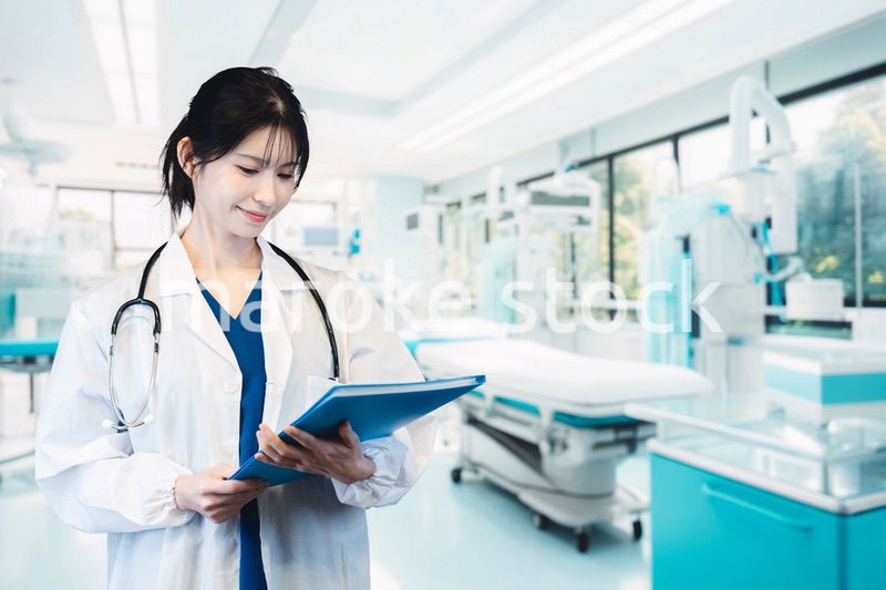 笑顔の女性ドクター