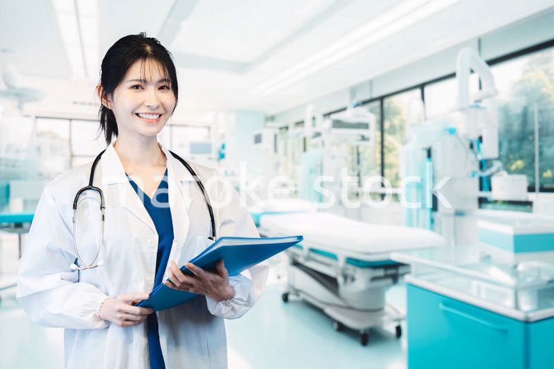 笑顔の女性ドクター