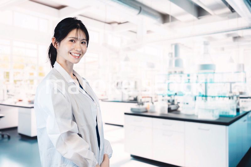 研究施設で働く女性