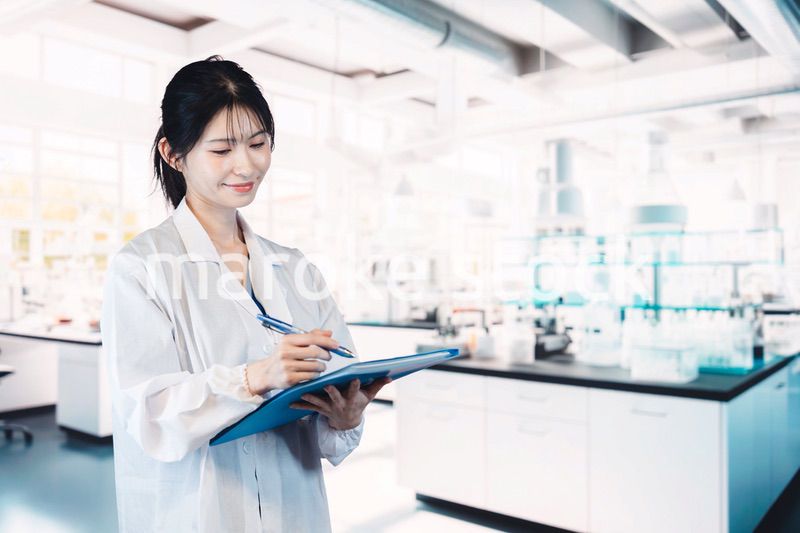 研究施設で働く女性