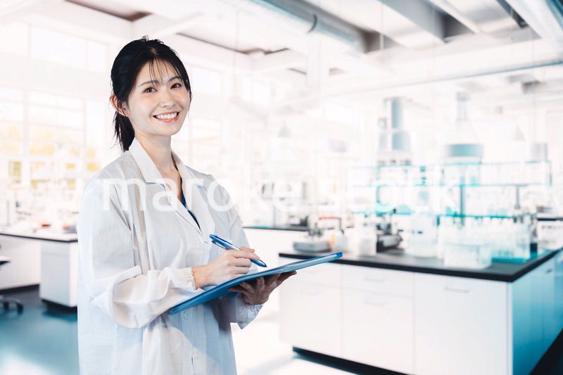 研究施設で働く女性