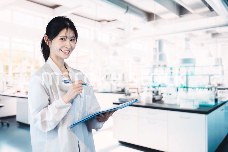 研究施設で働く女性