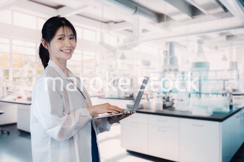 研究室で実験をする大学生の女性