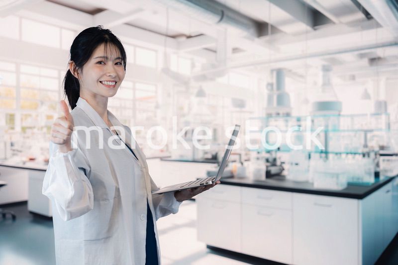 研究室で実験をする大学生の女性