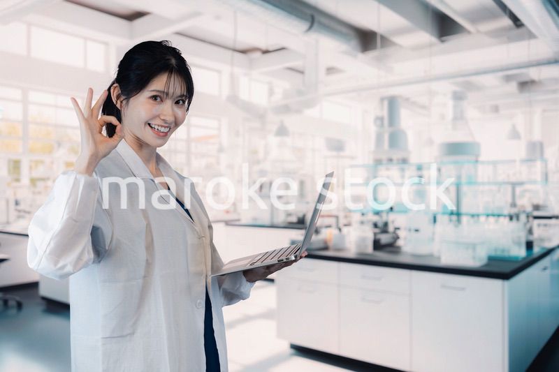 研究室で実験をする大学生の女性