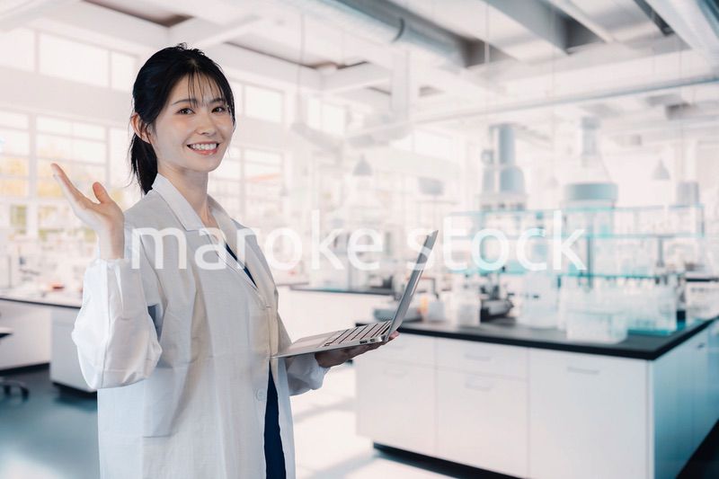 研究室で実験をする大学生の女性