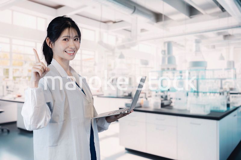 研究室で実験をする大学生の女性