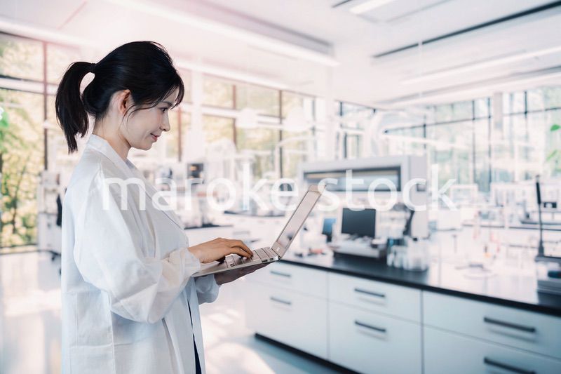 研究室で実験をする大学生の女性