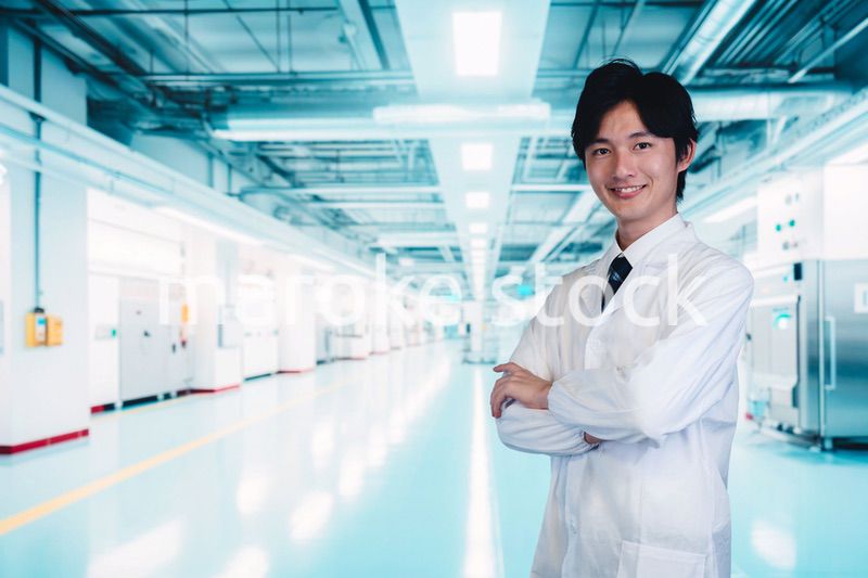 工場のクリーンルームで働く若い男性