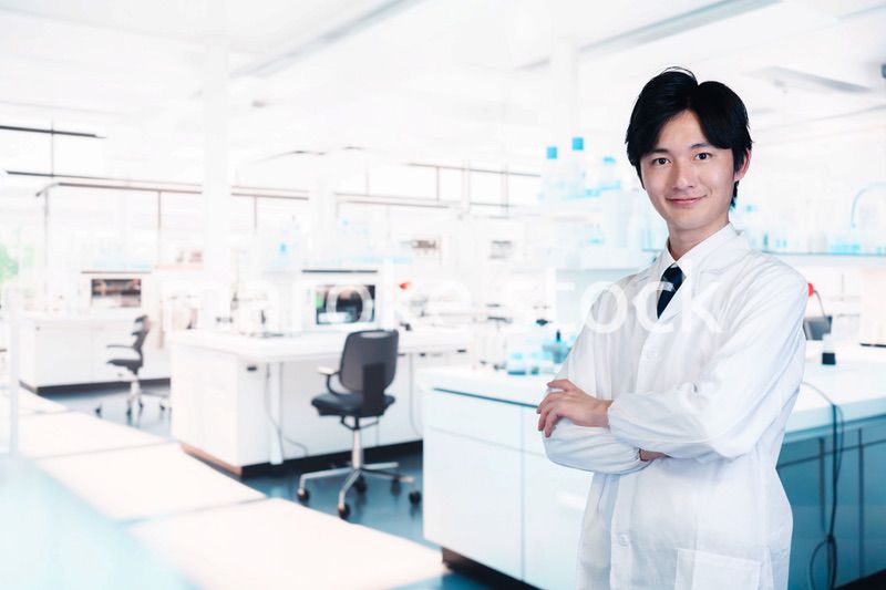 研究所で働く若い男性