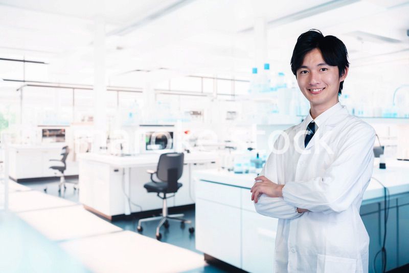 研究所で働く若い男性