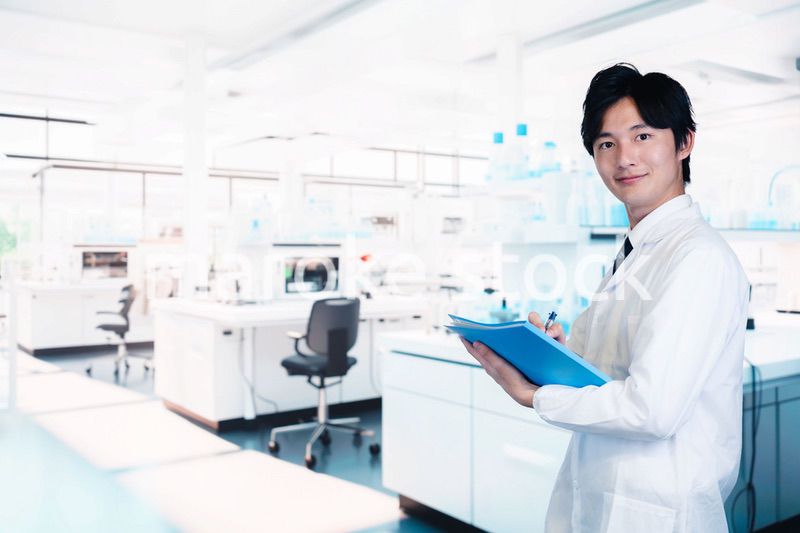 研究所で働く若い男性